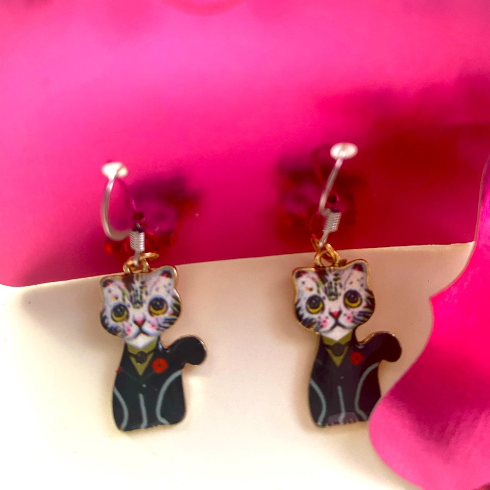 Adorable cart earrings.
